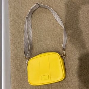 Cute cross body bag barely used, super clean! It’s bigger than what I need.